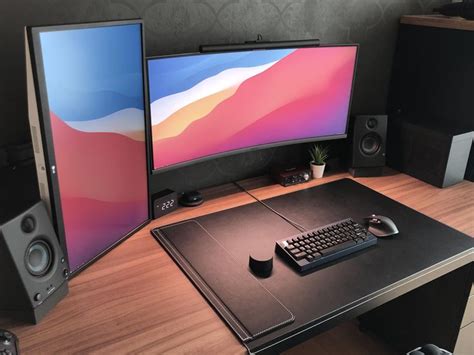 Minimalist PC Setup | Dual monitor setup, Work space, Computer setup