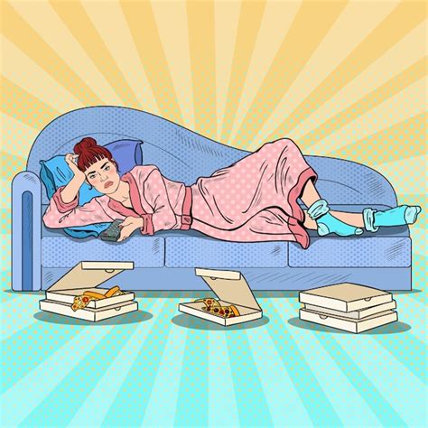 Mujer perezosa del arte pop acostado en el sofá y viendo la televisión con pizza | Vector Premium