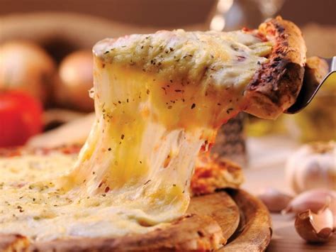 13 Best Italian Cheeses For Pizza (Cheese-Pull & Flavour)