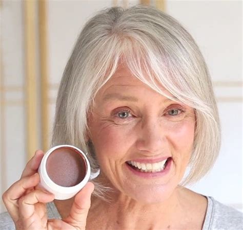 5 Professional Makeup Tips For Older Women Who Use Minimal Makeup