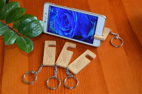 Support de téléphone intelligent en bois porte-clés pour - Etsy Canada | Base para celular ...