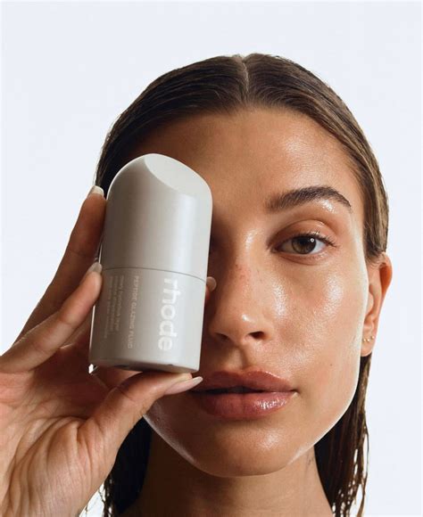 Rhode Skin, la marca de belleza de Hailey Bieber, ha sido demandada por ...