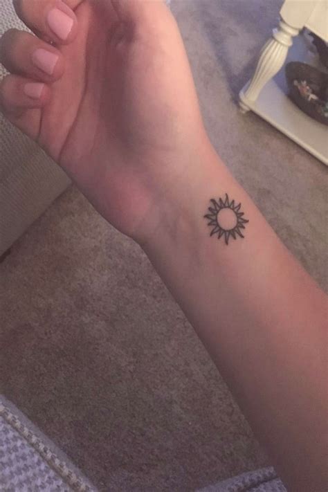 Tatouage au soleil Tatouage au soleil | Sun tattoo designs, Sun tattoo, Sun tattoo small
