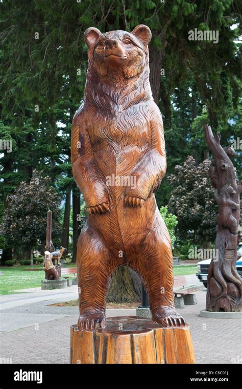 Grizzly Bear Chainsaw Wood Carving in Hope Canada Stock Photo - Alamy