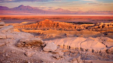 Overview of El Valle de la Luna (Valley of the Moon), Atacama Desert, Chile | Windows Spotlight ...