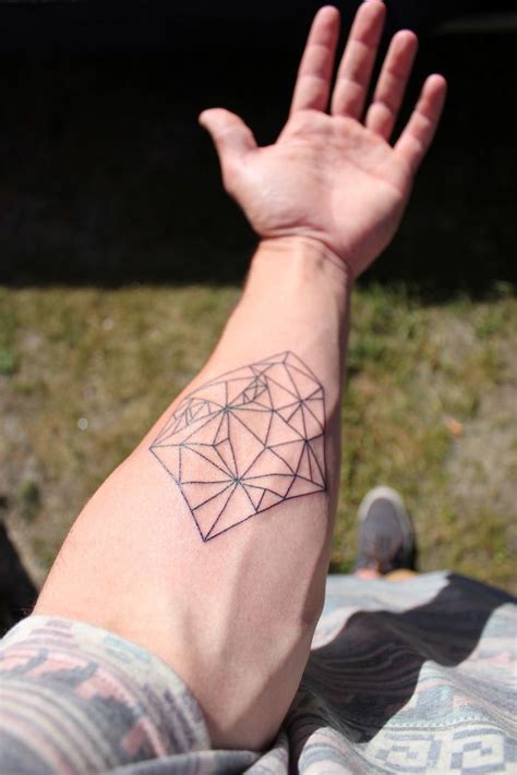 geile tattoos für männer, mann mit kleiner tätowierung mit geometrischen elementen | Geometric ...