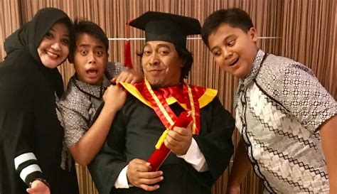 Potret Keceriaan Komeng Setelah Wisuda S1 - Photo Fimela.com