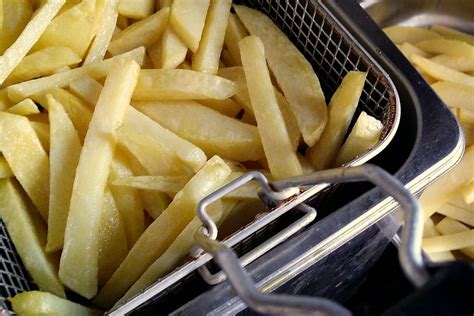 Frites maison - Recette des pommes frites ou pont-neuf, allumettes, pailles, bataille ...