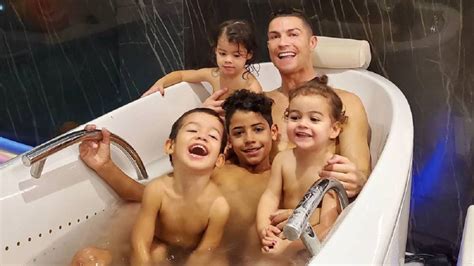 Cristiano Ronaldo Familie : Cristiano Ronaldo Bio, Family, Parents ...