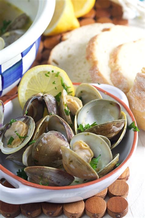 Steamed Clams with Garlic Butter Sauce - The Suburban Soapbox