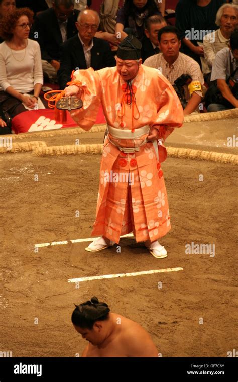 Sumo referee hi-res stock photography and images - Alamy