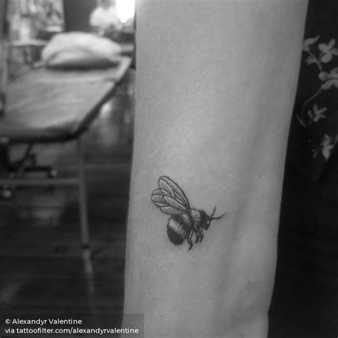 Little bee By Alexandyr Valentine | Bumble bee tattoo, Bee tattoo ...