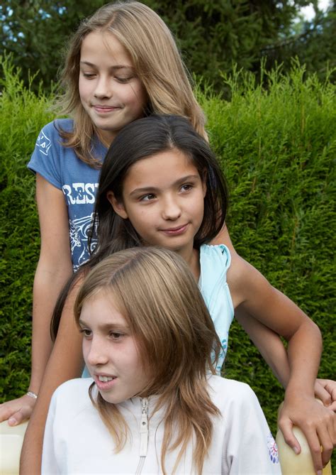 File:Young girls posing in the garden.jpg - Wikimedia Commons