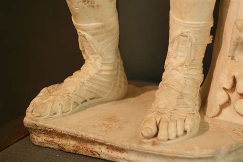 Roman gladiator sandal and foot detail from sculpture in Capitoline Museum | Romane, Füße