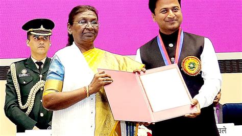 President Draupadi Murmu gives national award to Narayan Seva Sansthan's president