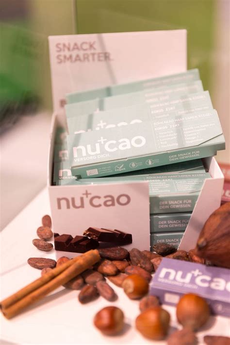 Vanilla, cacao beans, hazelnuts and Nucao chocolate bars - Creative Commons Bilder
