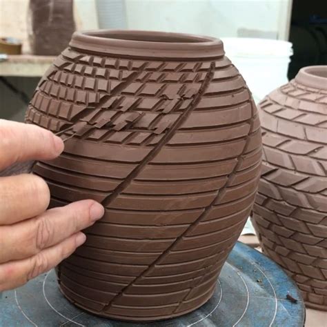 Carving Ceramic Vases [Video] | Ceramic pottery, Ceramics pottery art, Ceramics ideas pottery