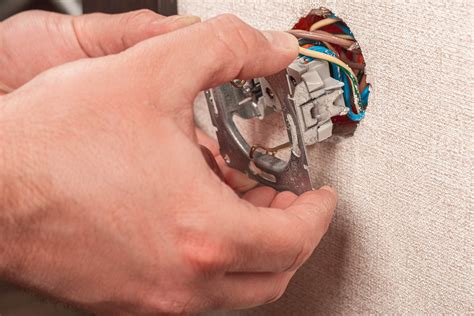 Electrician installing electrical socket on wall - Creative Commons Bilder