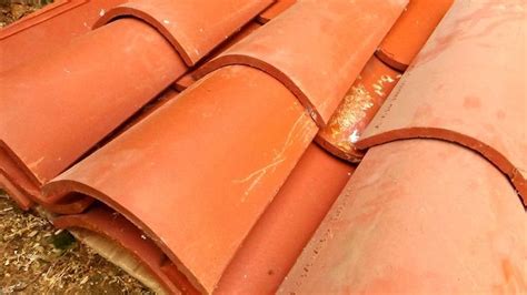 there are many different types of roofing materials on the ground, including clay tiles