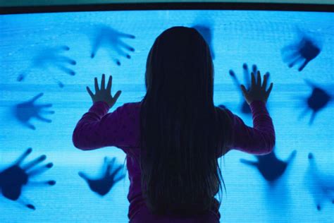 'Poltergeist' Clip Evokes Iconic Scene