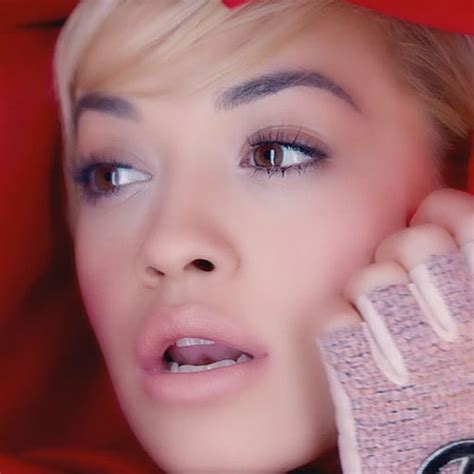 Rita Ora Makeup: Green Eyeshadow & Red Lipstick | Steal Her Style