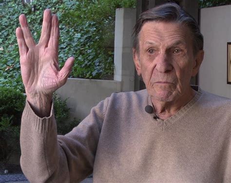 Leonard Nimoy Explains the Origins of Mr. Spock's Famous Vulcan Greeting Hand Gesture on 'Star ...