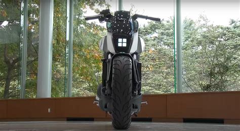 honda's self-balancing motorbike that can sit, stay and heel