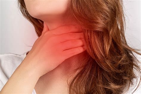 Woman with a sore throat holding her neck - Creative Commons Bilder