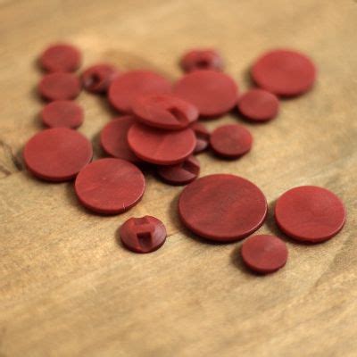 Round resin button - red