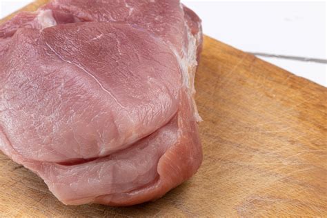 Sliced Pork Meat on the kitchen wooden cutting board - Creative Commons Bilder