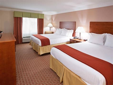 Pet-Friendly Hotels Niagara Falls, NY | Holiday Inn Express & Suites ...