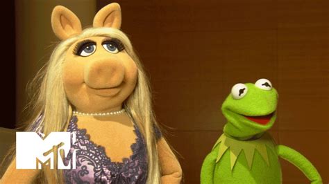 Miss Piggy & Kermit on ‘The Muppets’ Show | MTV News - YouTube