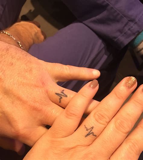 Tatuaje de dedo anular de latidos para una pareja felizmente casada. Diseñado por Scott y Martha ...