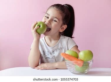 122,303 Kids eating lunch Images, Stock Photos & Vectors | Shutterstock