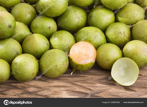 Fresh Ripe Peeled Quenepa Fruit Melicoccus Bijugatus — Stock Photo © Luisecheverriurrea #200887582