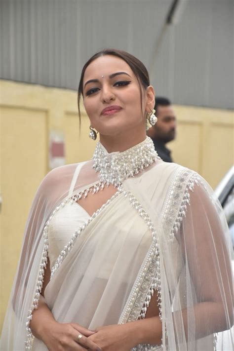 Sonakshi Sinha New Photos | Sonakshi sinha saree, Indian beauty saree ...