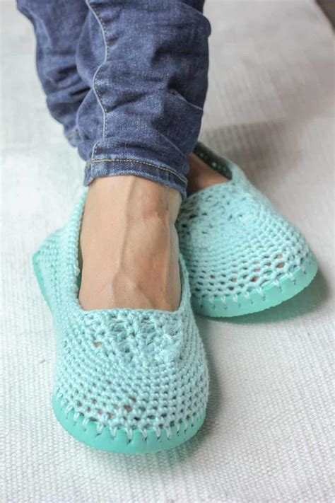 Crochet Slippers with Soles -- Free Crochet Patten Using Flip Flops!