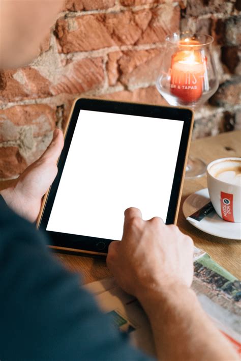 Free Tablet Mockup – Person Using Ipad In The Coffee Shop