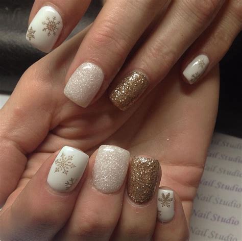 White and Gold Christmas | Christmas gel nails, Christmas nails, Dipped ...