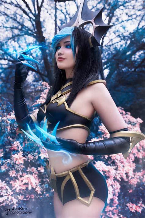 Shadow Evelynn (League of Legends) by Siwen Cosplay - 9GAG