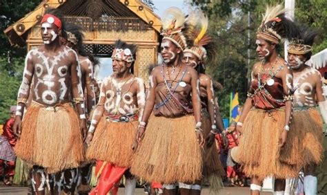 Pakaian Adat Papua Dan Penjelasannya - misterdudu.com