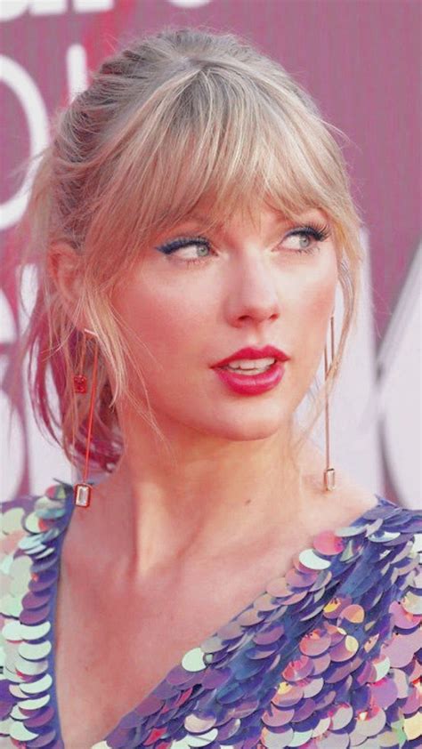 taylor swift lockscreens | Taylor swift bangs, Taylor swift hair, Taylor swift haircut