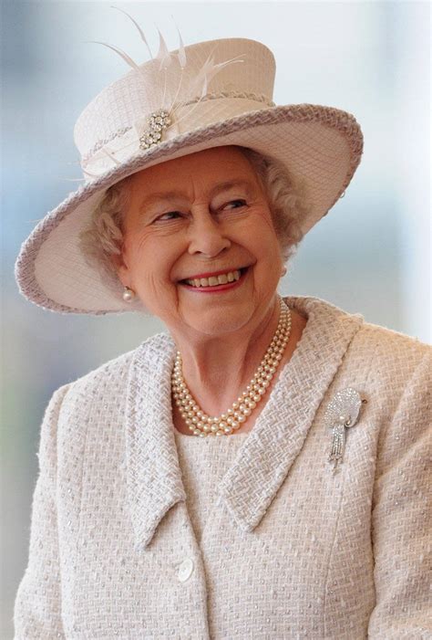 Download Queen Elizabeth Pearl Necklace Wallpaper | Wallpapers.com