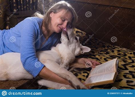 A Woman Lying on Bed and Reading a Book Stock Image - Image of notebook, people: 236937311