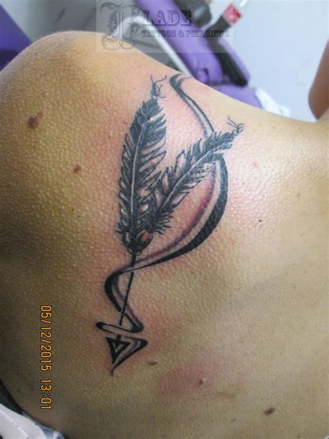 bladetattoos:arrow-black-and-white-arrow-back