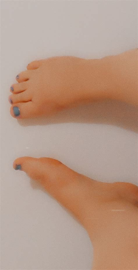 Hobbit feet : r/feet