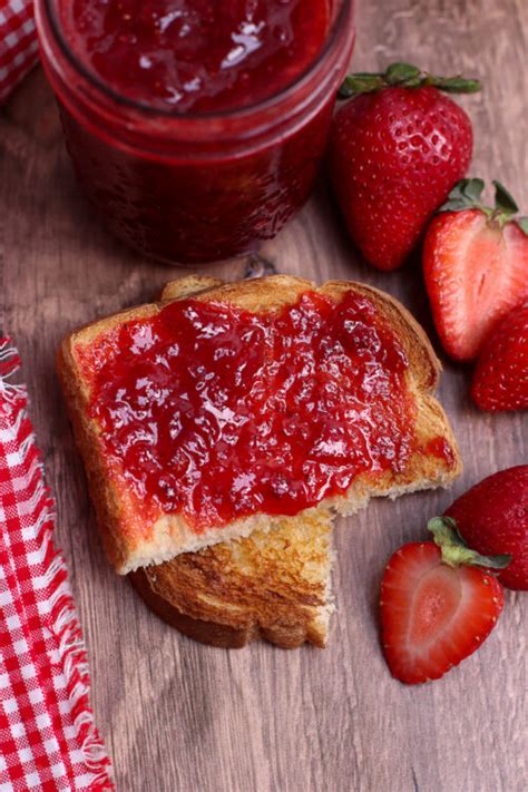 Homemade Strawberry Jam Recipe (no pectin) 3 ingredients!