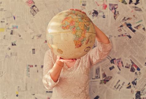 Fotos gratis : mano, viajar, color, niño, rosado, juguete, globo, mapa del mundo, art, cabeza ...