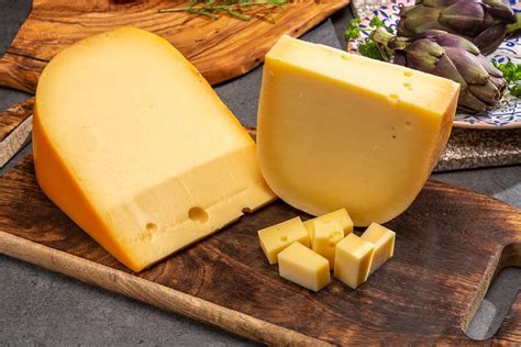 Gouda vs. Cheddar Cheese: What's the Taste Difference & Nutritional Comparison