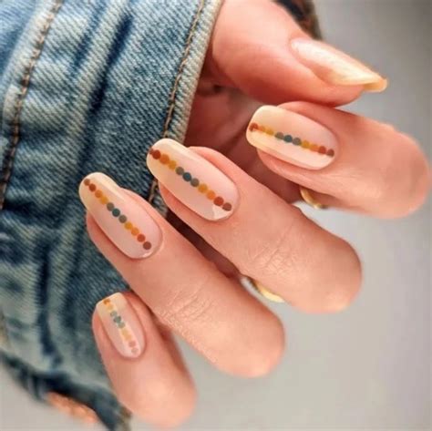 Unghie semplici autunno 2023: smalti e forme di tendenza per la Nail Art